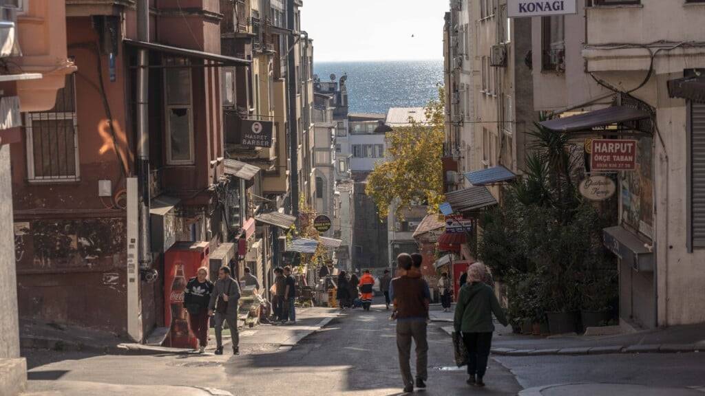 Menschen gehen im Stadtteil Fatih die Straße entlang. Foto: Ahmed Deeb/dpa/Symbolbild