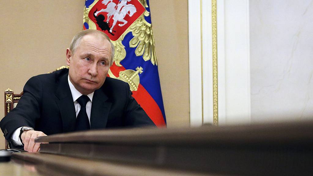 Das von der staatlichen russischen Nachrichtenagentur Sputnik veröffentlichte Poolfoto zeigt Wladimir Putin, Präsident von Russland, der eine Sitzung mit Regierungsmitgliedern per Telefonkonferenz leitet.