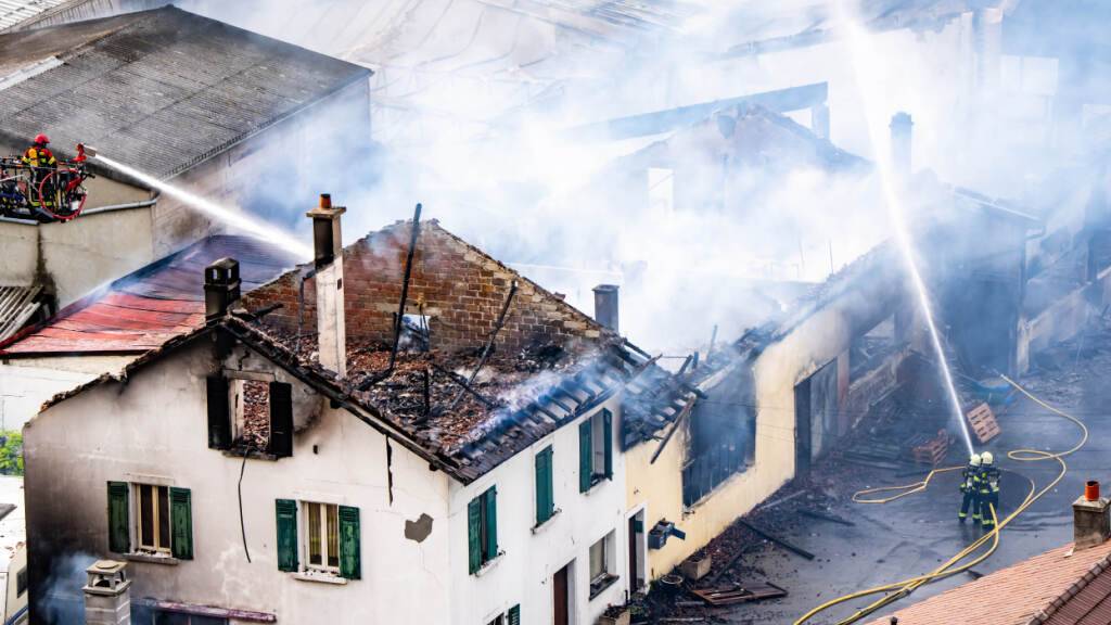 Grosseinsatz in Saxon VS: Bei einem Grossbrand wurden mehrere Gebäude zerstört.