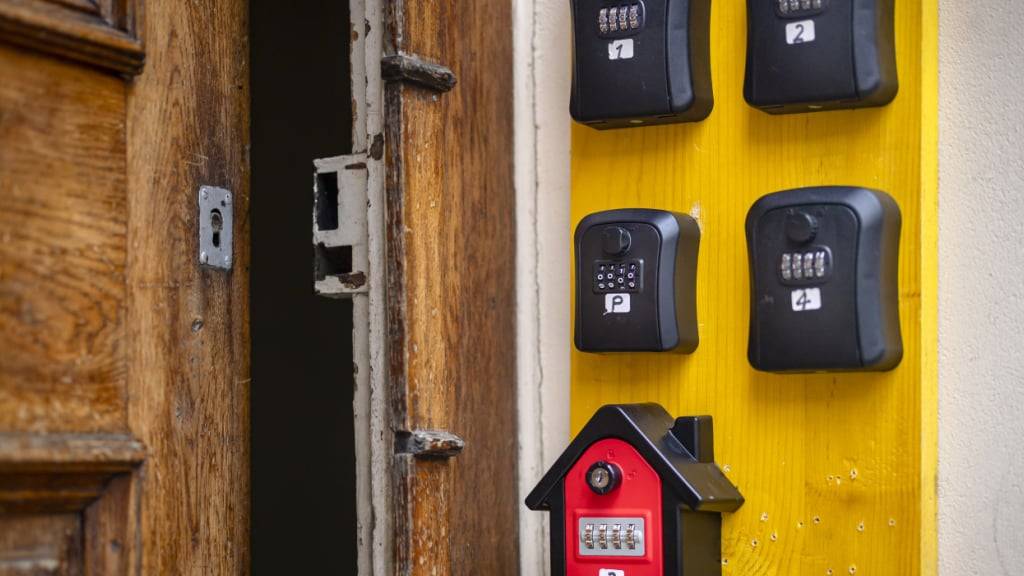 In der Stadt Zürich werden immer mehr Wohnungen in Business Apartments umgewandelt. Im Bild die Schlüsselboxen solcher Apartments. (Symbolbild)