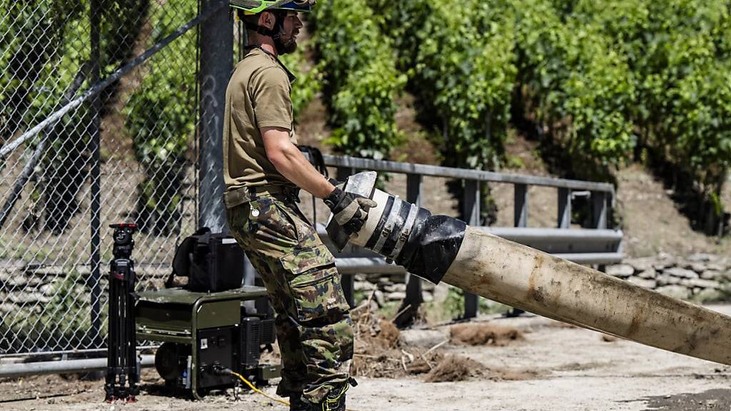 Armeeangehörige - wie hier in Siders VS - leisteten in den vergangenen Wochen zahlreiche Diensttage zur Bewältigung der grossen Unwetterschäden. (Archivbild)