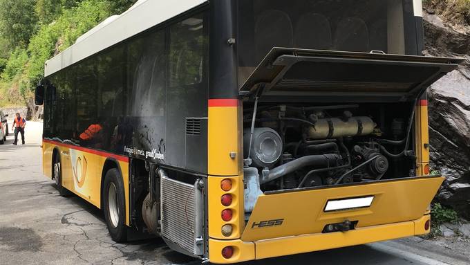 Postauto fängt Feuer