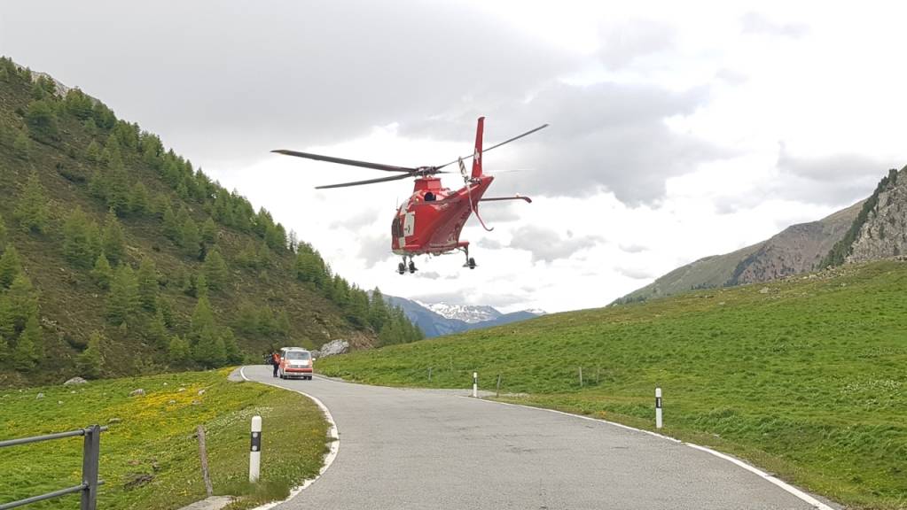 Der Verletzte wurde mit einem Helikopter ins Kantonsspital nach Chur geflogen.