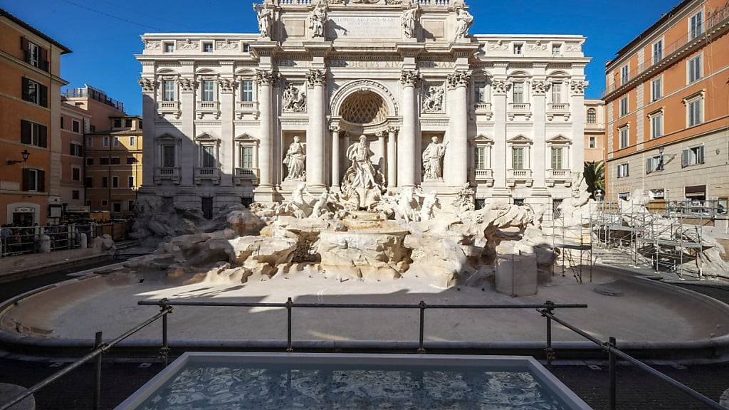 Ungewöhnliche Aussicht: Trevi-Brunnen über Steg begehbar