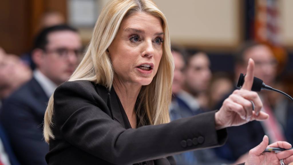 ARCHIV - US-Justizministerin Pam Bondi sagt bei einer Anhörung des Justizausschusses des Repräsentantenhauses im Kapitol aus. Foto: J. Scott Applewhite/AP/dpa/Archivbild