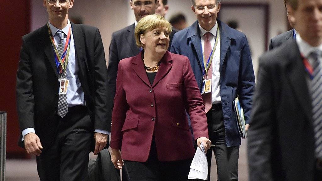 Die deutsche Kanzlerin Merkel und ihr Team nach dem EU-Gipfel: Noch ist unklar, wie viel Geld die EU der Türkei zu Betreuung syrischer Flüchtlinge zur Verfügung stellen wird.