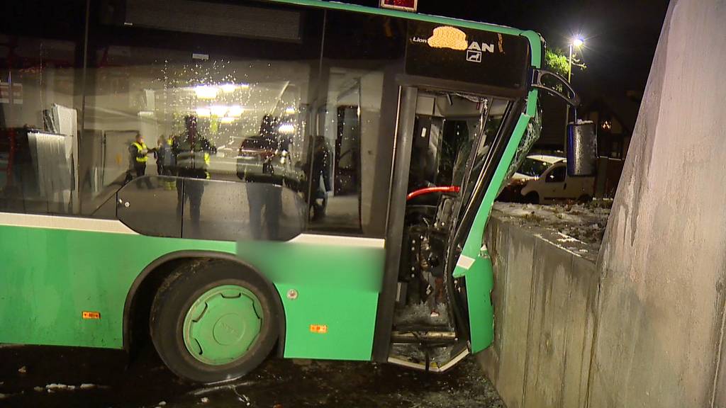  Bus prallt in Mauer in Bettingen (BS) - Neun Verletzte