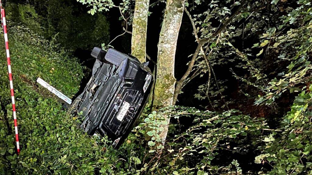 Ein  20-Jähriger kam am Samstagabend in Buchs von der Fahrbahn ab. Zwei Personen wurden dabei laut Kantonspolizei Zürich verletzt.