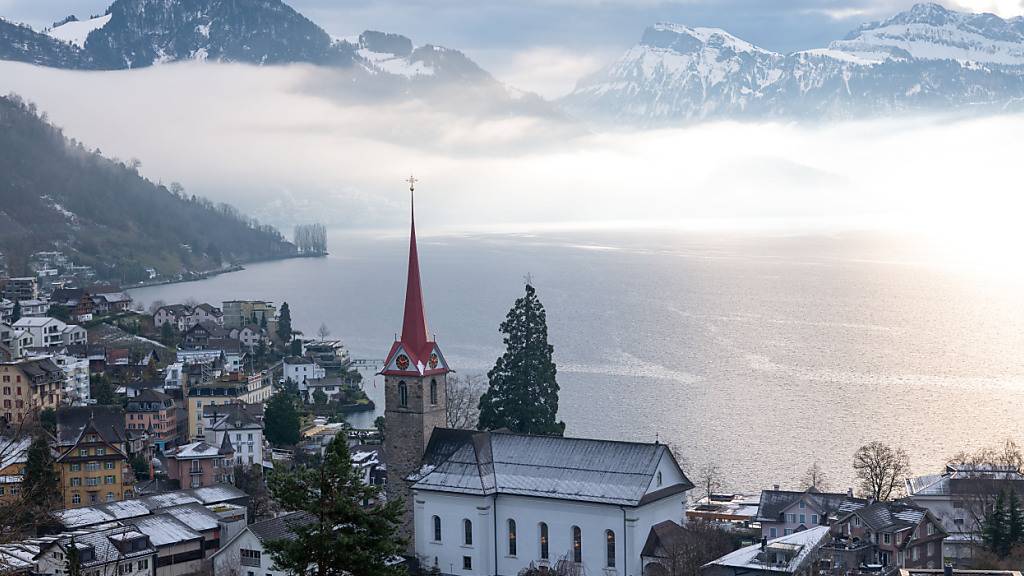 Blick von Weggis auf die Pfarrkirche, auf den Vierwaldstättersee und die Alpen. (Symbolbild)