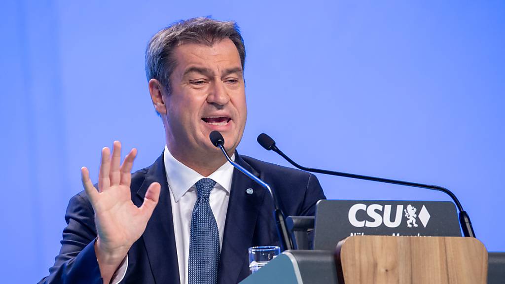 Markus Söder, CSU-Parteivorsitzender und Ministerpräsident von Bayern, spricht während dem Parteitag der Partei. Foto: Daniel Karmann/dpa