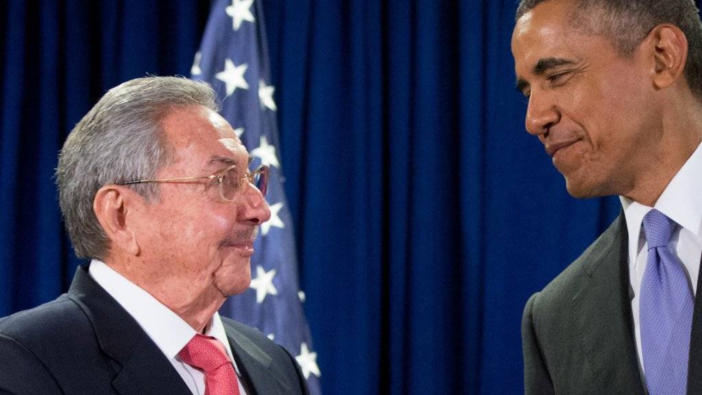 Die Staatschefs Castro und Obama vor ihrem Treffen im vergangenen September: Kubas Präsident geht die Normalisierung der Beziehungen mit den USA zu langsam. Er kritisiert, dass das Handelsembargo nicht aufgehoben wird. (Archivbild)