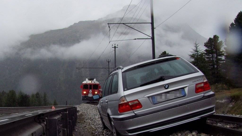Weil der Fahrer einschlief, landete sein Auto auf den Gleisen der Berninalinie im Engadin. Der Lokomotivführer wurde rechtzeitig gewarnt und hielt ohne Schwierigkeiten an.