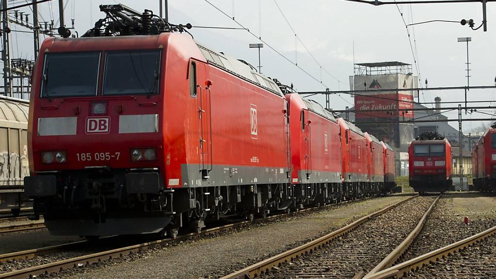 Die Deutsche Bahn will ihre Diesellokomotiven sukzessive durch Zweikraft-Loks ersetzen, die mit Diesel, aber auch mit Strom aus Oberleitungen betrieben werden können. (Archivbild)