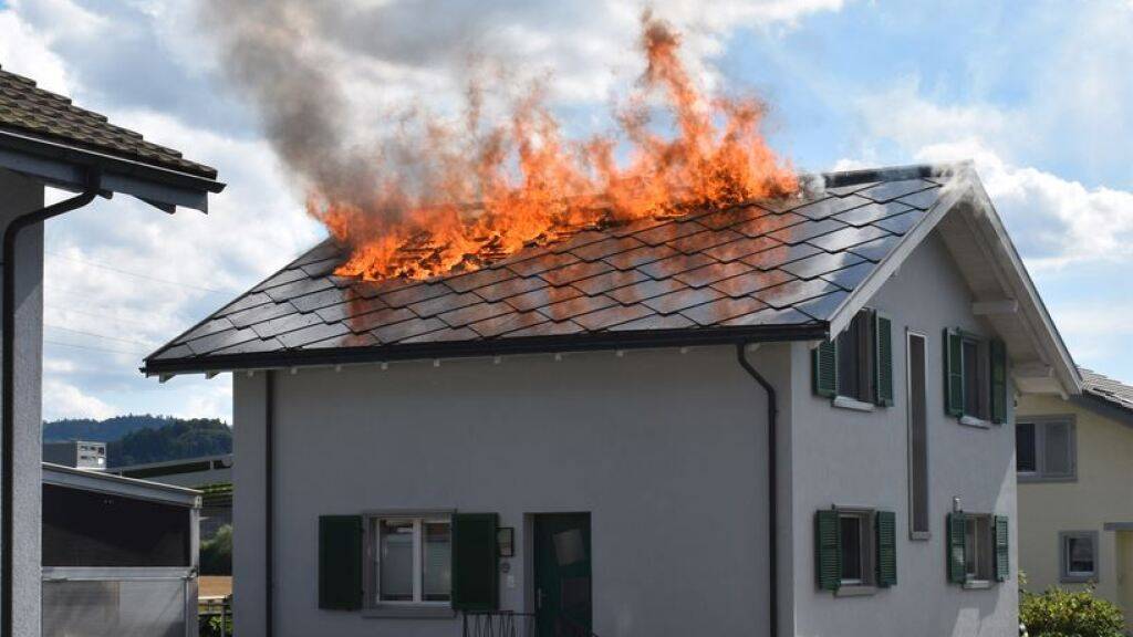 Die Flammen schlagen durch das Dach des Einfamilienhauses in Wikon.