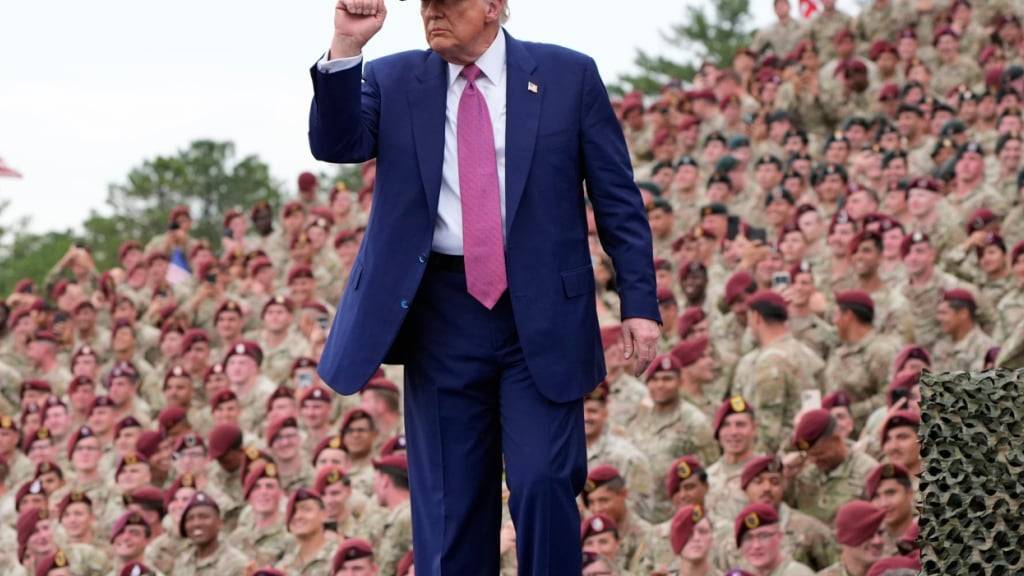 Präsident Donald Trump gestikuliert nach einer Rede auf dem Militärstützpunkt Fort Bragg. Foto: Alex Brandon/AP/dpa