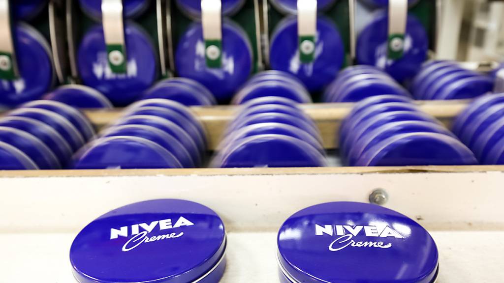 Der Verkauf von Nivea-Dosen läuft gut: Der Konsumgüterkonzern Beiersdorf hebt nach dem ersten Halbjahr seinen Umsatzausblick für 2023 an. (Archivbild)