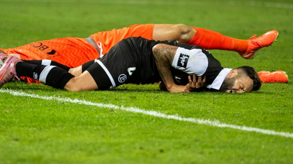 Stein des Anstosses: Lausannes Goalie Karim Sow wurde erst des Feldes verwiesen, wegen einer Abseitsposition von Luganos Renato Steffen durfte er aber weiterspielen