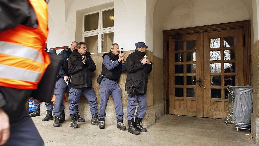 Bereits 2009 übten Einsatzkräfte unter dem Titel «Gewaltdelikte an Schulen» den Ernstfall an einer Churer Stadtschule. (Archivbild)