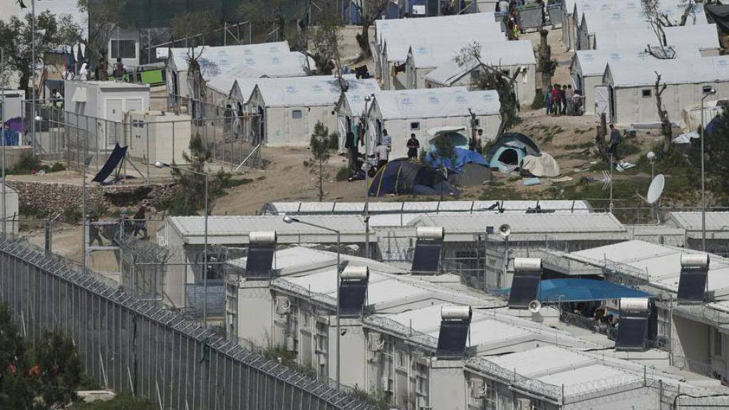 Bei einem Streit im völlig überfüllten Flüchtlingslager von Moira auf Lesbos ist eine junge Frau aus Afghanistan getötet worden. (Archivbild)