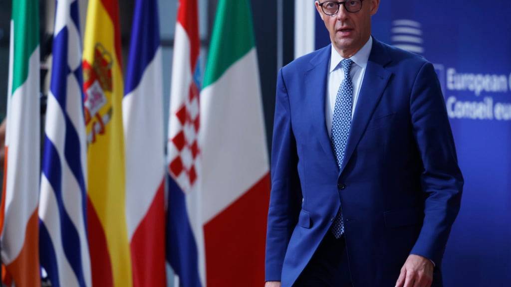 ARCHIV - Der deutsche Bundeskanzler Friedrich Merz (CDU) kommt im Juni zu einem EU-Gipfel im Gebäude des Europäischen Rates in Brüssel an. Foto: Omar Havana/AP/dpa