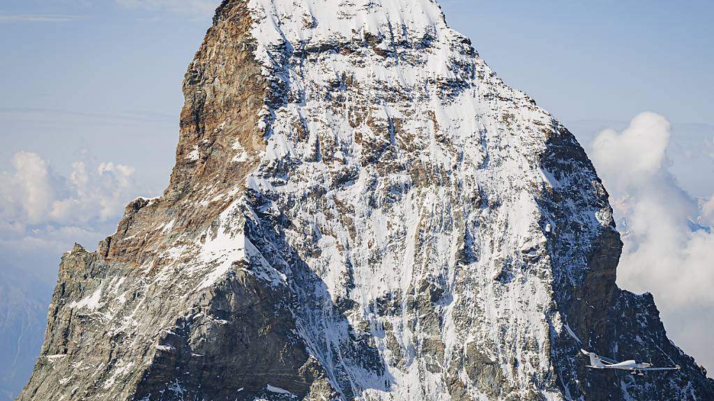 Eine Bergsteigerin wollte im Alleingang den Gipfel vom Matterhorn erklimmen und stürzte dabei 100 Meter in die Tiefe. (Archivbild)