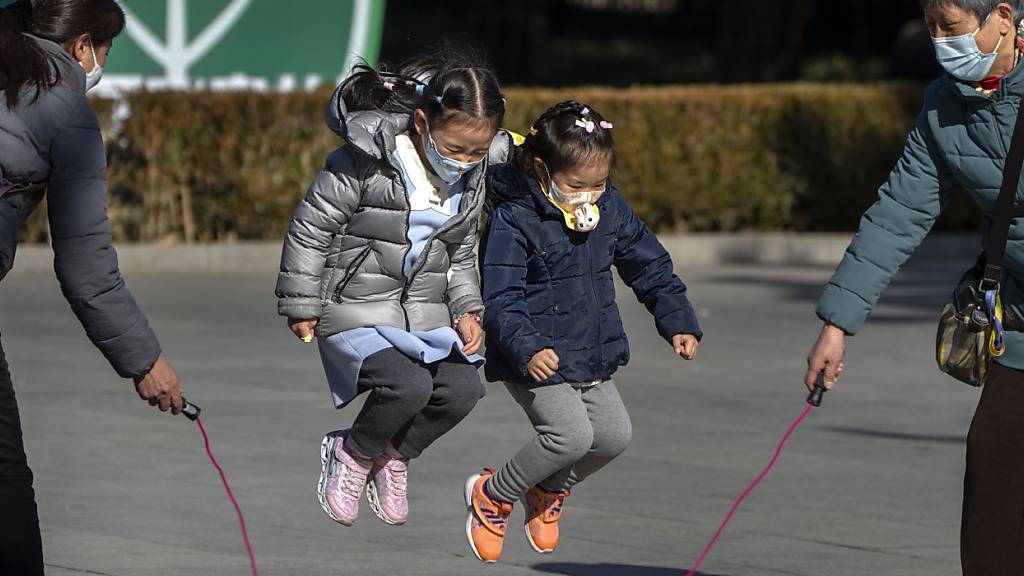 ARCHIV - Chinas Regierung will Paare dazu animieren, mehr Kinder zu bekommen. Foto: Mark Schiefelbein/AP/dpa