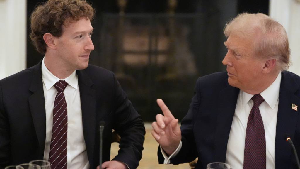 ARCHIV - US-Präsident Donald Trump spricht während eines Abendessens im State Dinning Room des Weißen Hauses mit Facebook-Chef Mark Zuckerberg. Foto: Alex Brandon/AP/dpa/Archivbild