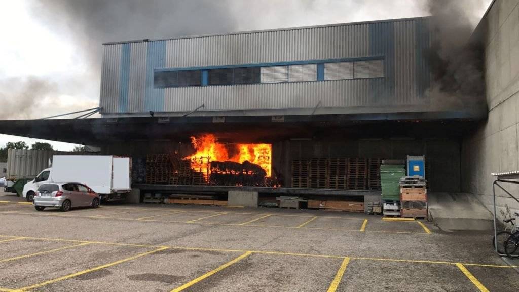 Als die Feuerwehr am Brandort im Pratteler Gewerbegebiet eintraf, stand das Lagerhaus bereits in Flammen.