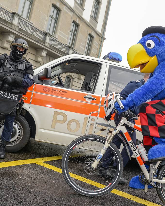E-Bikepolizisten rücken in Zürich mit Blaulicht und Sirene aus - Freiburger  Nachrichten