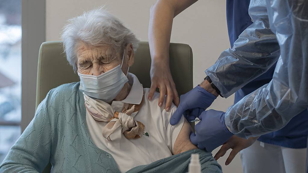 Im Tessin können sich ältere Menschen, die nicht mehr mobil sind, ganz in ihrer Nähe impfen lassen.