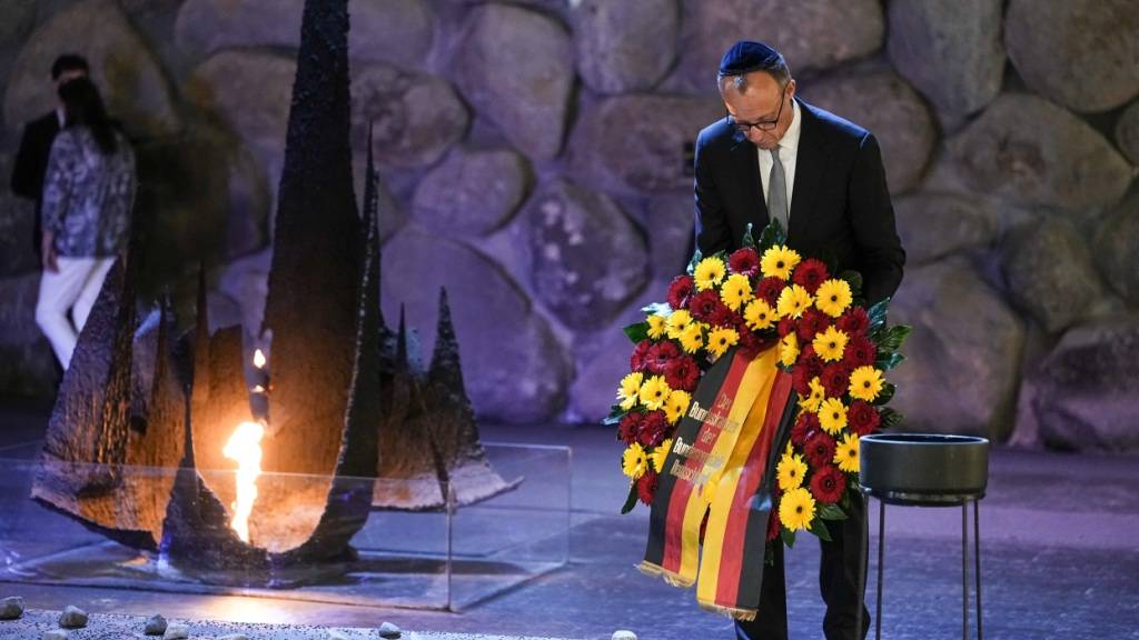 Der deutsche Bundeskanzler Friedrich Merz (CDU) in der Halle der Erinnerungen der Holocaust-Gedenkstätte Yad Vashem. Foto: Michael Kappeler/dpa