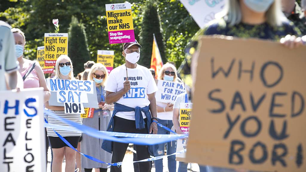 Beschäftigte des Nationalen Gesundheitsdienstes demonstrieren und kritisieren die britische Regierung - hier in Glasgow. Foto: Jane Barlow/PA Wire/dpa