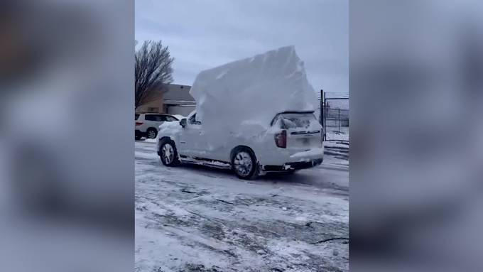 Football-Stars müssen nach Schneesturm ihre Autos freischaufeln