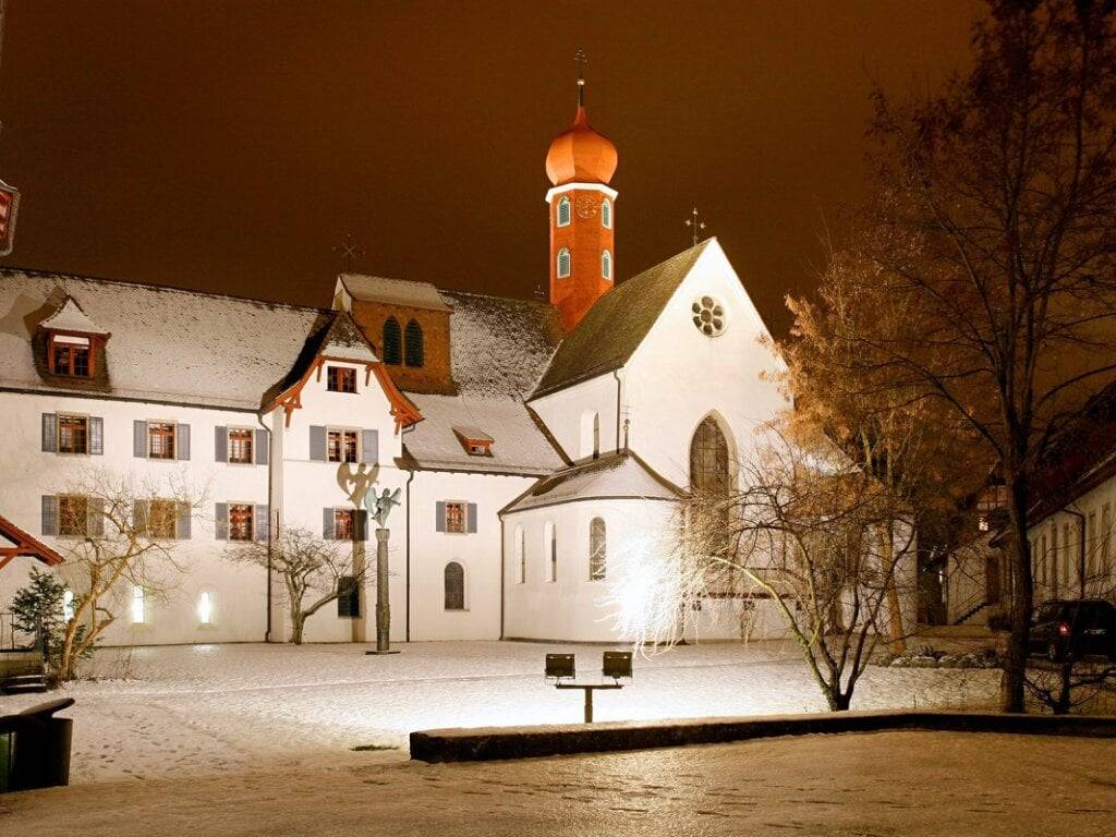 Die Kanton Aargau hat im Winterhalbjahr Strom gespart, unter anderem mit der Abschaltung von Gebäudebeleuchtungen. Ab dem 15. April erstrahlen Schlösser und andere Bauten wie das Kloster Wettingen nachts wieder im Scheinwerferlicht.