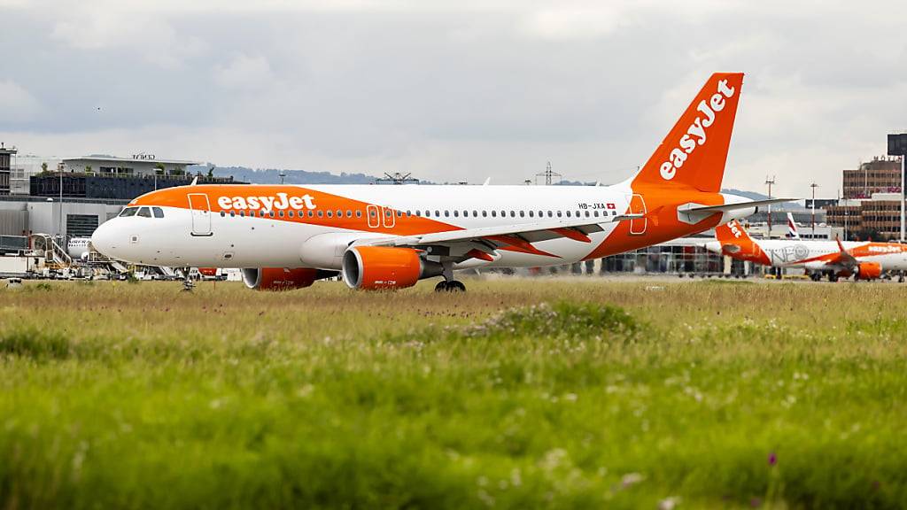 Im Kosovo knapp einem Zusammenprall mit einem Auto auf der Piste entgangen: Airbus A320 von Easyjet. (Symbolbild)