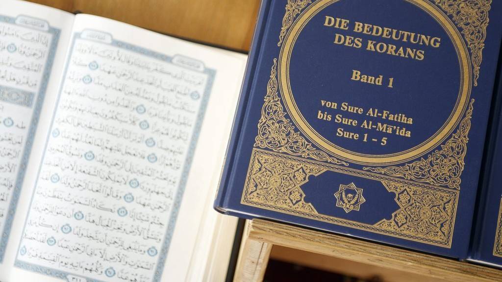 Verkäufer verteilen den Koran bei der Aktion Lies!.