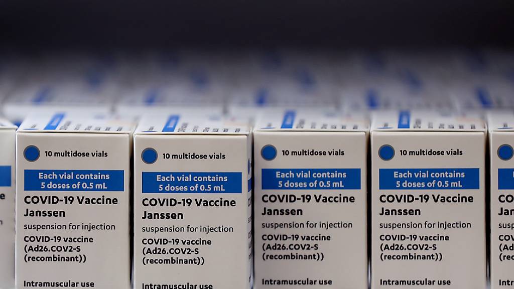 Kartons mit Corona-Impfdosen des US-Pharmakonzerns Johnson  Johnson stehen in einer Transportbox. Foto: Ronny Hartmann/dpa