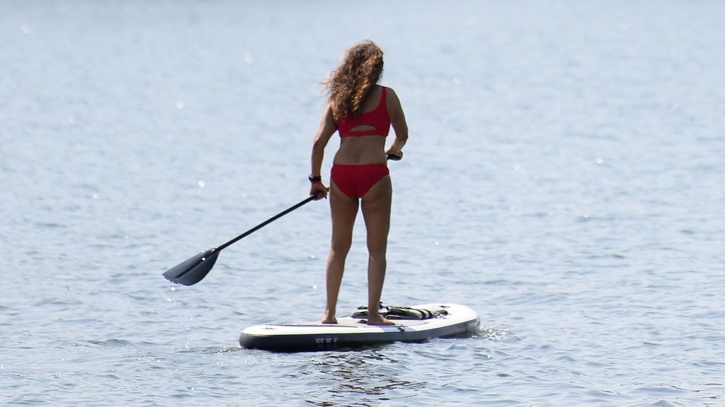 Frau beim Stand-up-Paddling. (Symbolbild)