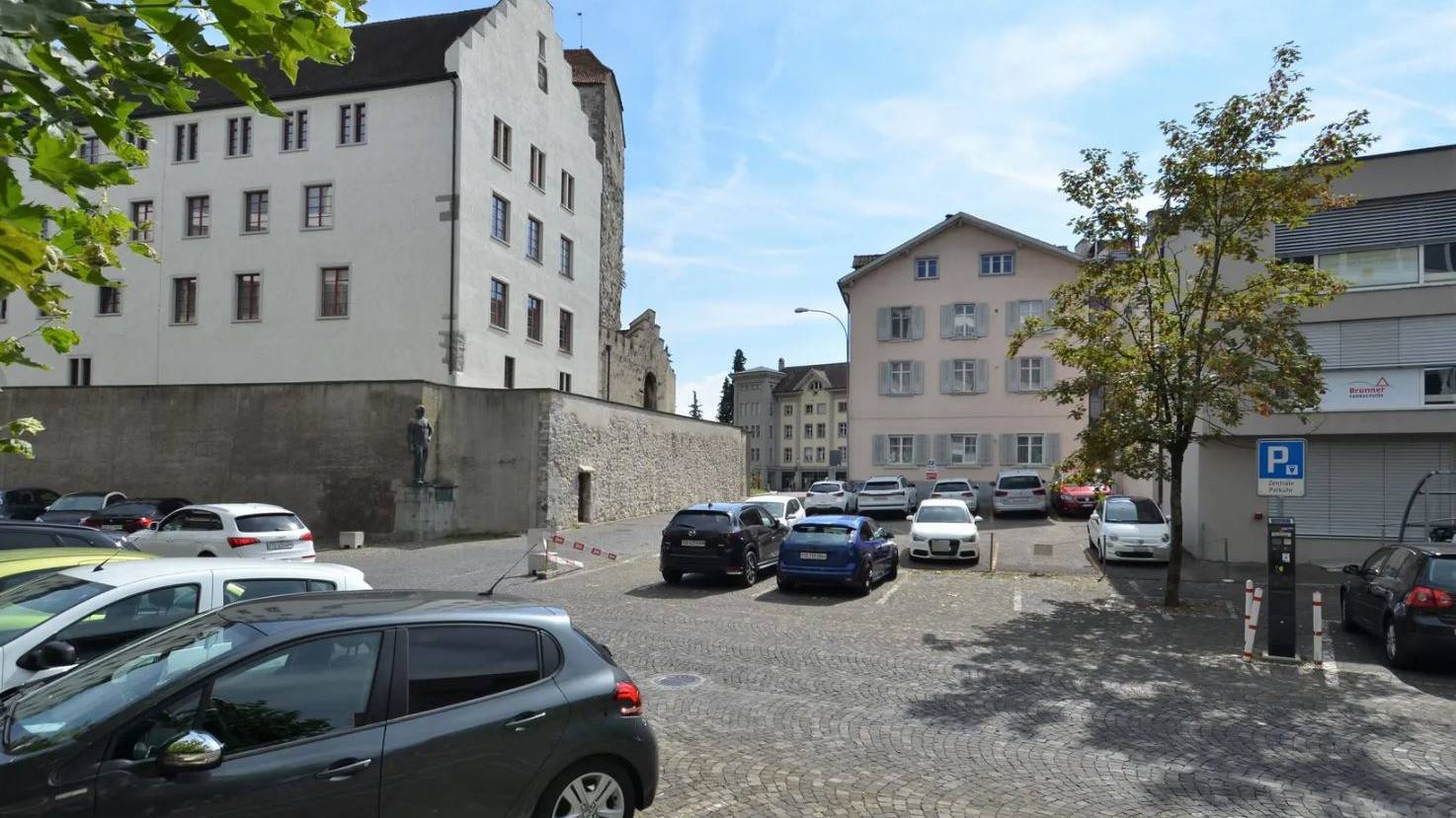 Auf dem Baufeld gegenüber der Schlossmauer, wo heute noch Autos parkiert sind, plant die ZIK Immo AG ein Hotel.