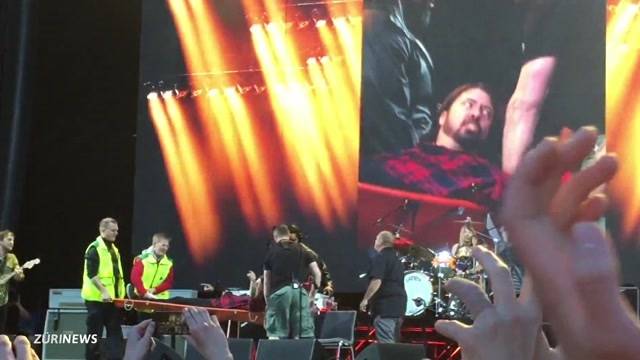 Foo Fighters-Frontmann von Bühne gestürzt