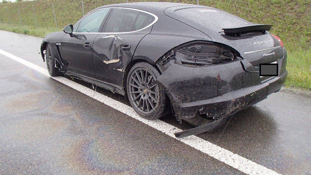 Der beschädigte Sportwagen ist nach einem Selbstunfall auf der Autobahn A1 in Mägenwil AG auf dem Pannenstreifen zum Stillstand gekommen.