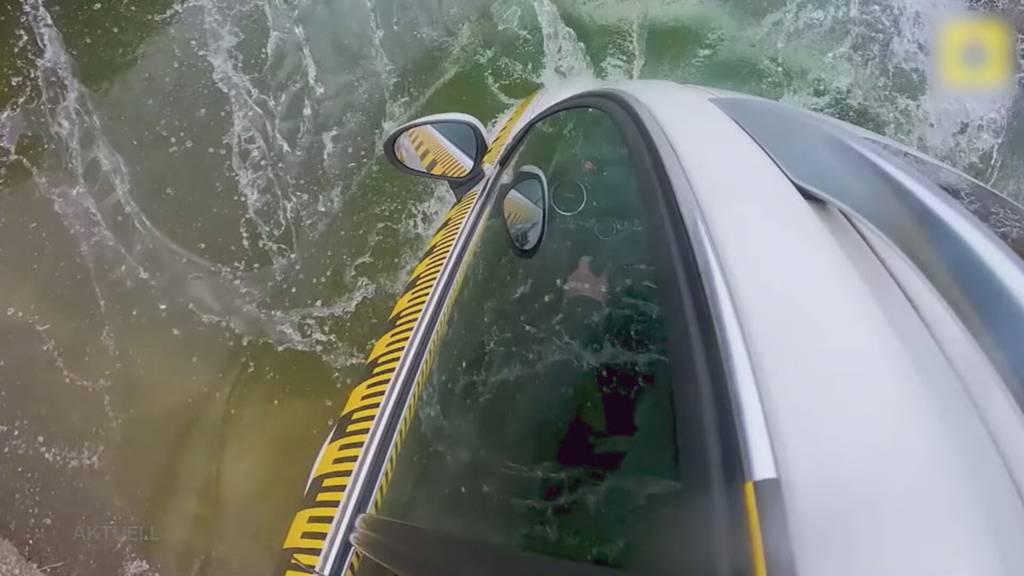 Jede Sekunde zählt: Wie rettet man sich aus einem sinkenden Auto?