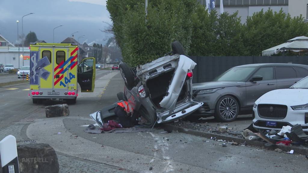 Dramatische Rettung: Mehrere Helfer befreien in Däniken Frau aus Autowrack