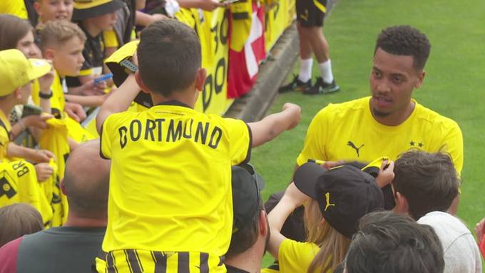 Hunderte Fans besuchen das Training von Borussia Dortmund