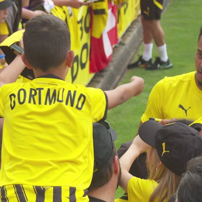 Hunderte Fans besuchen das Training von Borussia Dortmund