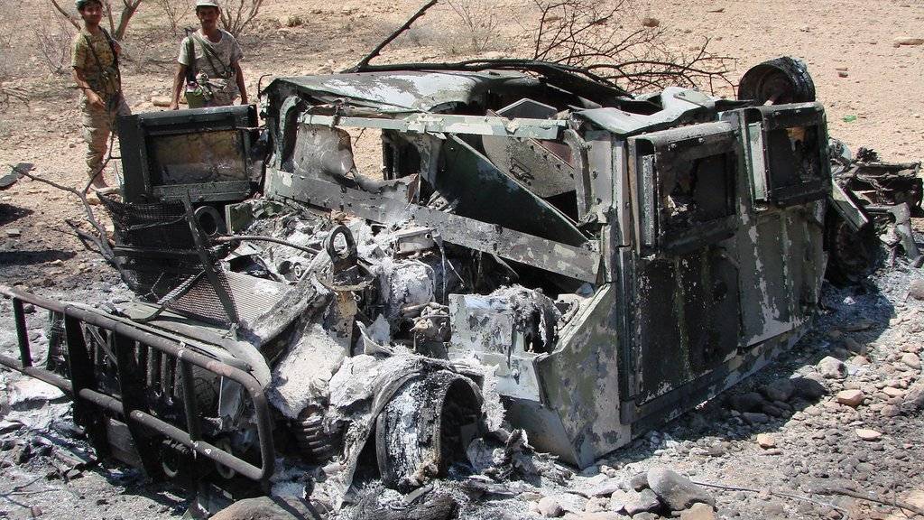 Ein bei einem Angriff zerstörtes Fahrzeug in Jemen. (Archiv)