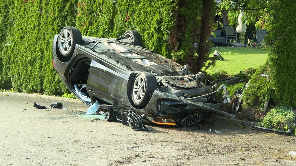 BMW überschlägt sich bei Wohlen und landet auf Dach – Lenker schwer verletzt