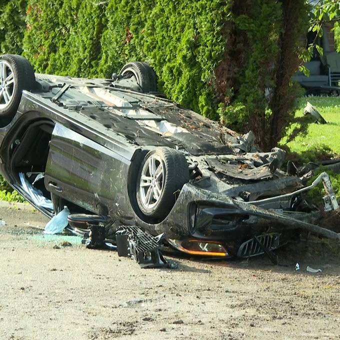 BMW überschlägt sich bei Wohlen und landet auf Dach – Lenker schwer verletzt