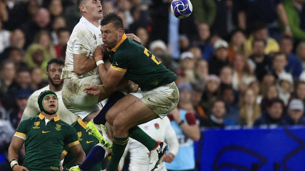 In einem Abnützungskampf setzten sich die Südafrikaner (in Grün) gegen England auf dramatische Weise durch. In einer Woche wollen die «Springboks» ihren Titel gegen Neuseeland verteidigen