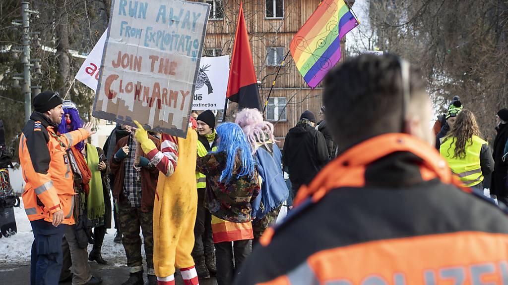 Anti-WEF-Aktivisten versammeln sich zur Demonstration in Davos